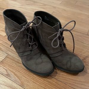 Size 6 Fianna Mia heeled booties
